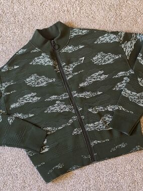 Gymshark Women’s Olive Green Zip-Up Jacket with Light Gray Pattern